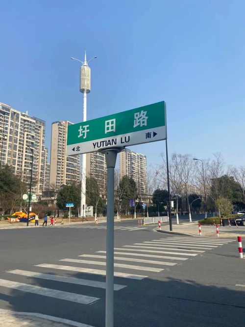 湖州一路牌標注錯誤引關注，官方及時回應并修復燈箱問題